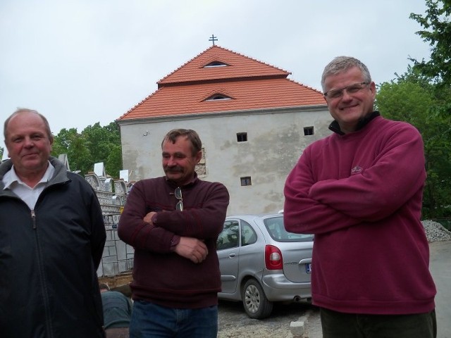 Izba regionalna nie ma nic wspólnego z historią Trzebiny - twierdzi Tadeusz Kucharski (z lewej), na zdjęciu z przedstawicielami ekipy remontujacej obiekt w 2010 roku.