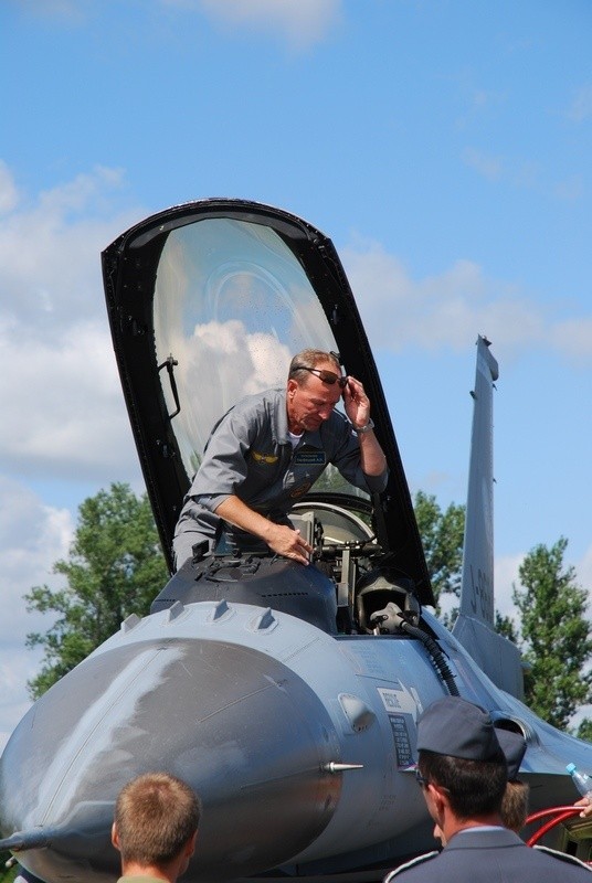 To zdjęcie przysłał nam czytelnik ze Staszowa. Jest na nim pułkownik Aleksandr Marfickij oglądający myśliwiec F-16. Jak pisze czytelnik, jest godzina 11.30. Katastrofa zaś była o 13.17.