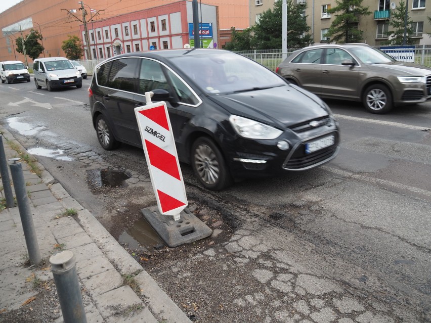 Ogromna dziura stałym elementem alei Politechniki. Od tygodni głęboka wyrwa zdobi ulicę ZDJĘCIA