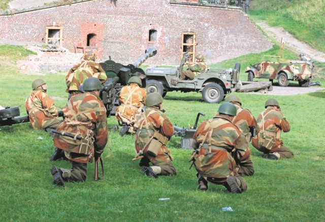 Scenki historyczne odgrywane przez studentów w Forcie Gerharda zawsze budzą duże zainteresowanie wśród turystów