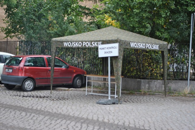 Wojskowy namiot z tabliczką "Punkt Kontroli Skażeń" pojawił się w środę przy ulicy Marcelińskiej.
