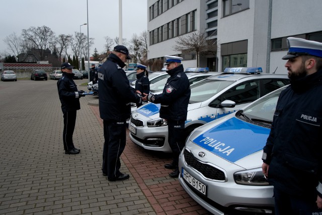 Dziewięć nowych radiowozów, zarówno oznakowanych, jak i nieoznakowanych, trafiło do jednostek policji w naszym garnizonie. Mające 250 koni pod maską nieoznakowane BMW będą krążyć po Toruniu i Bydgoszczy.