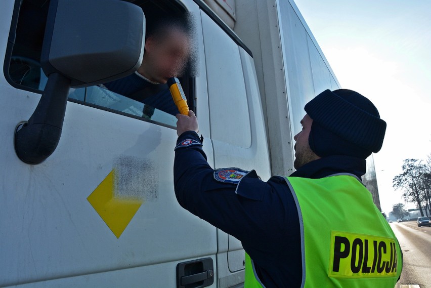 Funkcjonariusze sprawdzali między innymi trzeźwość kierowców...