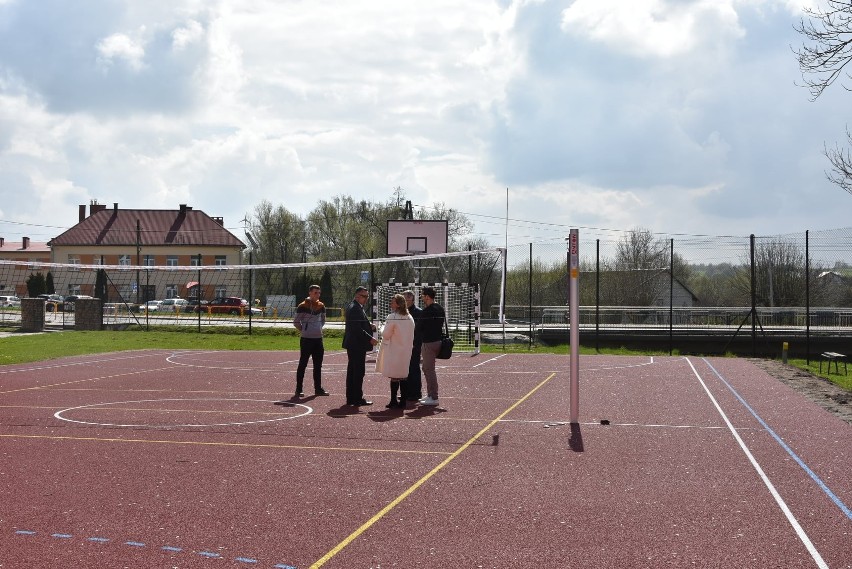 Nowoczesne boisko sportowe powstało w centrum Iwanisk. Zobaczcie na zdjęciach jak wygląda
