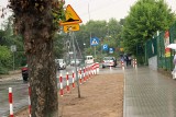 Chodnik na Chałubińskiego obok stadionu w Radomiu jest, ale miejsc parkingowych coraz mniej. Zobacz zdjęcia