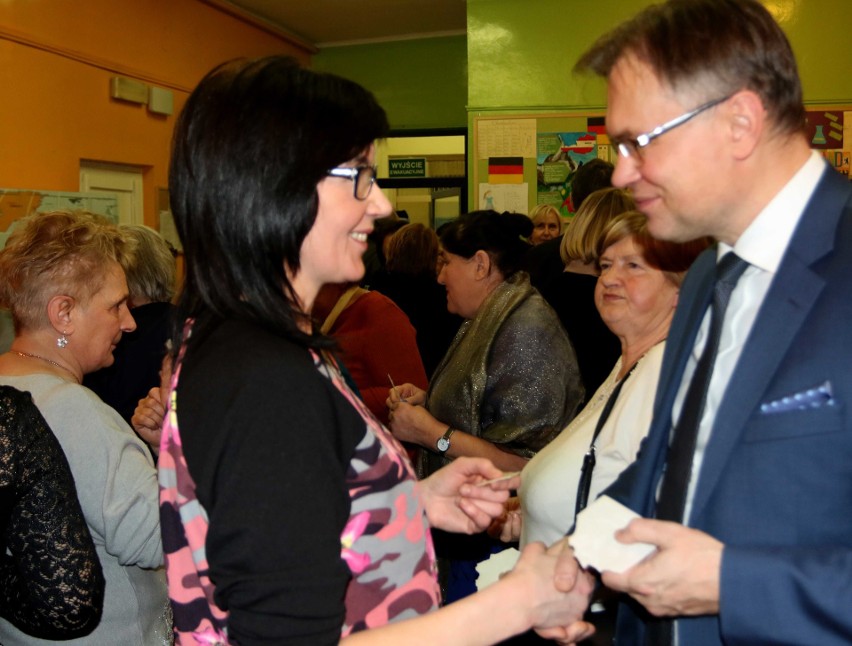 Mieszkańcy Falkowej przełamali się opłatkiem. Z życzeniami przyszli posłowie i prezydent miasta [ZDJĘCIA]