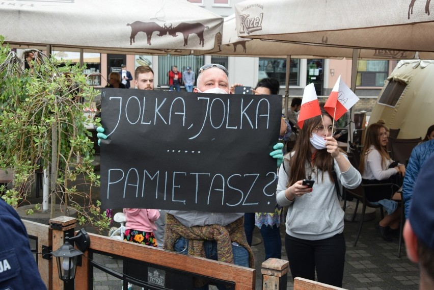 W stronę przeciwników Andrzeja Dudy ze strony zwolenników...