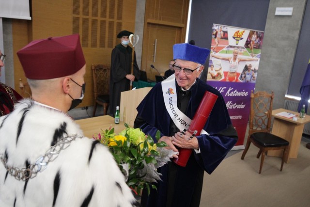 Antoni Piechniczek odebrał doktorat honoris causa AWF Katowice. Na uroczystość przyjechało wielu jego byłych piłkarzyZobacz kolejne zdjęcia. Przesuwaj zdjęcia w prawo - naciśnij strzałkę lub przycisk NASTĘPNE 
