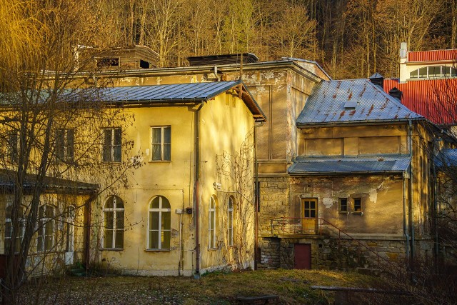 Łazienki Borowinowe- to jeden z najstarszych i najpiękniejszych budynków Krynicy, ale od lat opuszczony. Znajduje się na końcu deptaka nieopodal ulicy Kraszewskiego przy bulwarach Dietla. Z zewnątrz zaczyna się sypać.