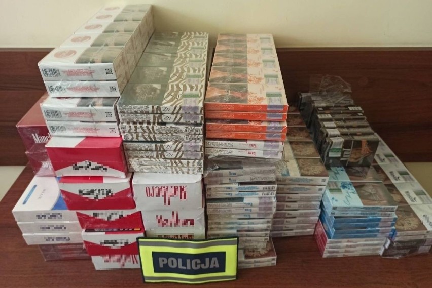 Papierosy bez akcyzy w Ostrołęce. Policja zabezpieczyła 1500 paczek papierosów o wartości 20 tys. zł