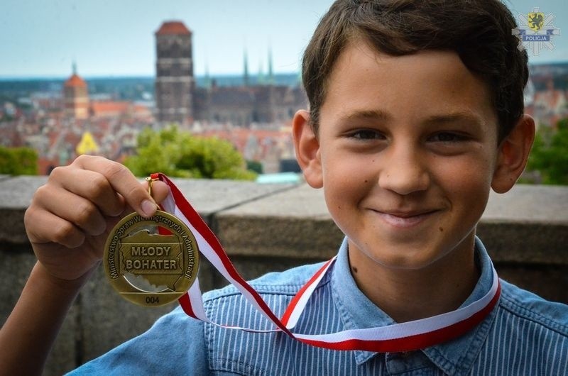 12-letni Marcel z medalem „Młody Bohater”.