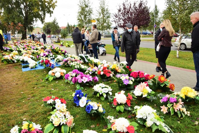 Wszystkich Świętych coraz bliżej. Na stoiskach ze zniczami i kwiatami wzmożony ruch. Widać to chociażby przy targowisku miejskim w Tarnobrzegu, gdzie jest bardzo duży wybór towaru. Przy ulicy Kwiatkowskiego handel kwitnie. Sprzedawcy oferują chryzantemy w doniczkach od 22 złotych w górę. Zróżnicowane są ceny wiązanek ze sztucznych kwiatów - kosztują od 30 do 165 złotych. Za okazałe, modne znicze trzeba zapłacić nawet 85 złotych.     Zobacz więcej na kolejnych slajdach >>>