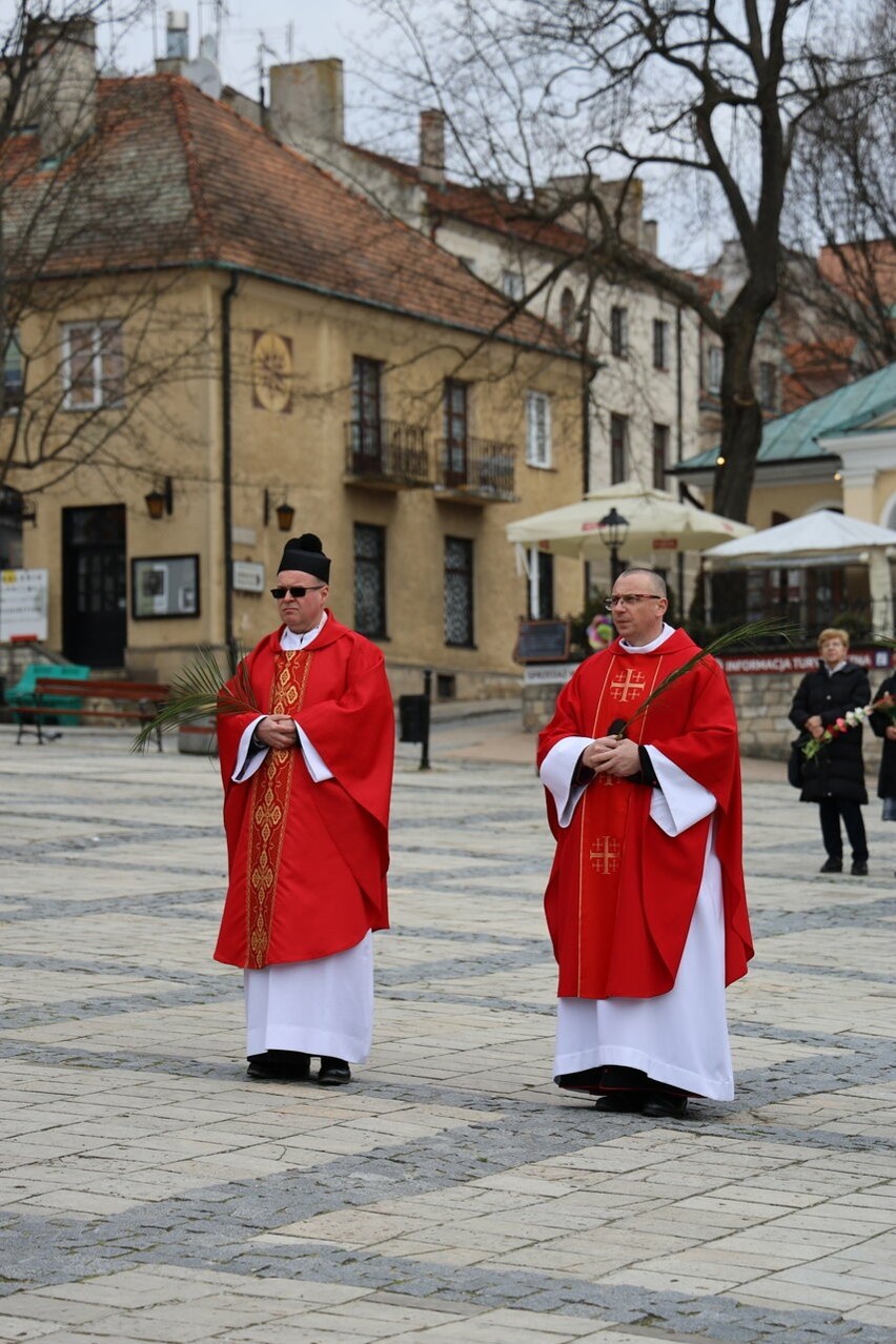 Niedziela Palmowa 2024 na sandomierskim Rynku. Byli wierni z całej diecezji, modlitwa z biskupem i piękna procesja. Zobacz zdjęcia 