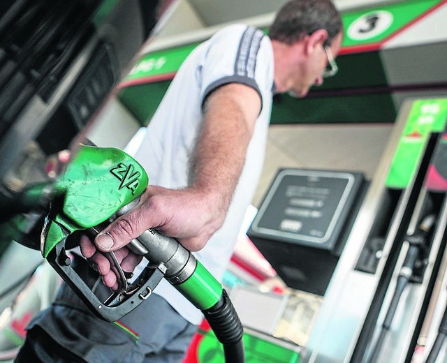 Ceny paliw od kwietnia spadły od kilku do kilkunastu procent.