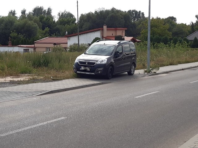 Poprosiliśmy internaut&oacute;w o zdjęcia radomskich Mistrz&oacute;w Parkowania.  Też masz jakieś zdjęcie? Wyślij je na radom@echodnia.eu lub na nasz Facebook.Ul. Starowiejska, 26-616 RadomZobacz też: Mistrzowie parkowania w Radomiu. Zobacz zdjęcia! GALERIA INTERNAUT&Oacute;W CZĘŚĆ 2