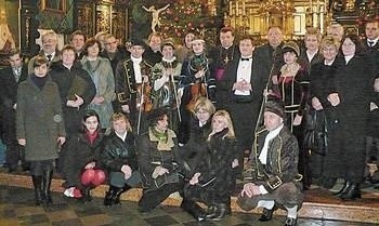 Wspólne zdjęcie ukraińskich gości i członków parafialnego chóru z Proszowic Fot. Aleksander Gąciarz