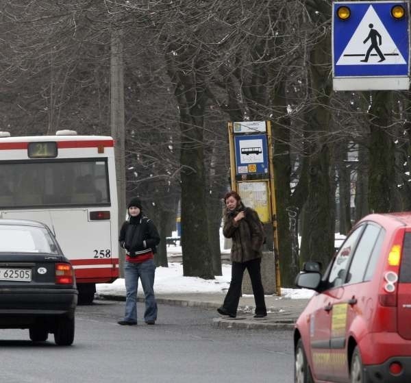 Przejście dla pieszych przy ul. Ozimskiej w Opolu bok Centrum Likwidacji Szkód PZU.