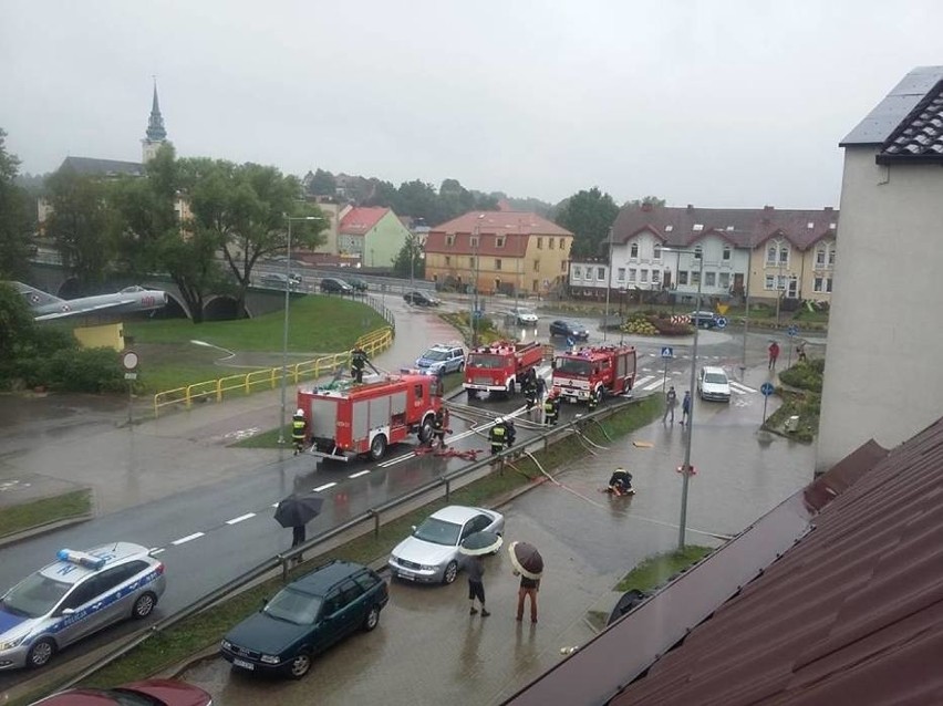 Powódź w Miastku. Silna ulewa zalała ulice. Straż pożarna...