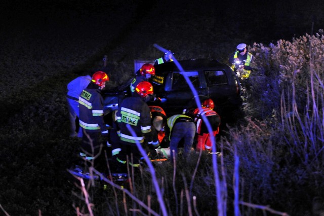 Na drodze powiatowej z Radomic w kierunku Bobrownik doszło dziś (6 listopada) przed godziną 19.00 do tragicznego wypadku. Z niewyjaśnionych dotąd przyczyn, kierujący samochodem osobowym marki volkswagen uderzył w przydrożne drzewo i wyleciał z drogi. W wyniku uderzenia mężczyzna wypadł z pojazdu. Przybyli na miejsce zdarzenia ratownicy medyczni reanimowali mężczyznę na miejscu w karetce przez kilkanaście minut, a następnie zabrali poszkodowanego do szpitala. Tam niestety zmarł.Flesz - wypadki drogowe. Jak udzielić pierwszej pomocy?