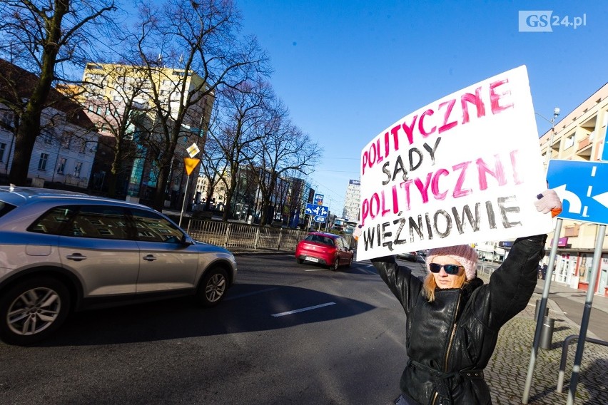 Protest i wsparcie przed sądem w Szczecinie. Sąd bada zatrzymanie szefów KNF