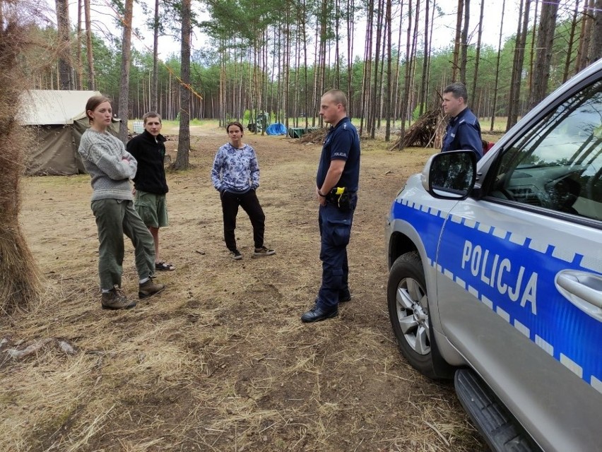 Policjanci odwiedzają młodzież, która w czasie obozów bądź...