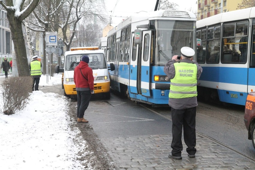 Zderzenie tramwaju z pojazdem pomocy drogowej na Szczytnickiej (ZDJĘCIA)