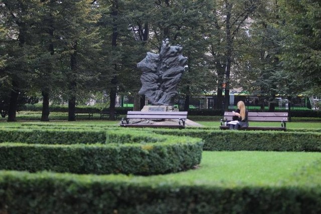 17 września 1999 r., czyli w 60. rocznicę napaści Związku Radzieckiego na Polskę w ogrodach poznańskiego Zamku odsłonięto pomnik Ofiar Katynia i Sybiru.
