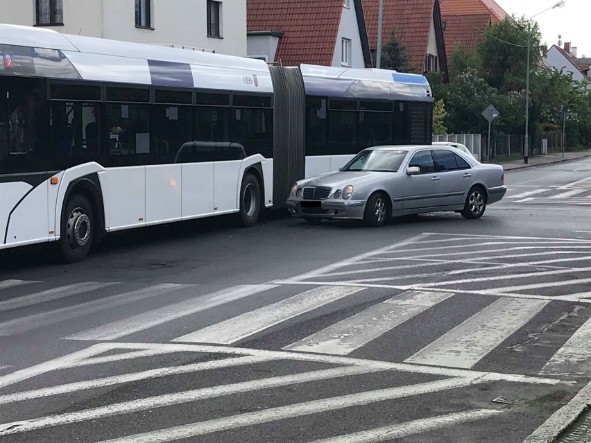 Kolizja na skrzyżowaniu Łukasińskiego i Czorsztyńskiej w Szczecinie [ZDJĘCIA]