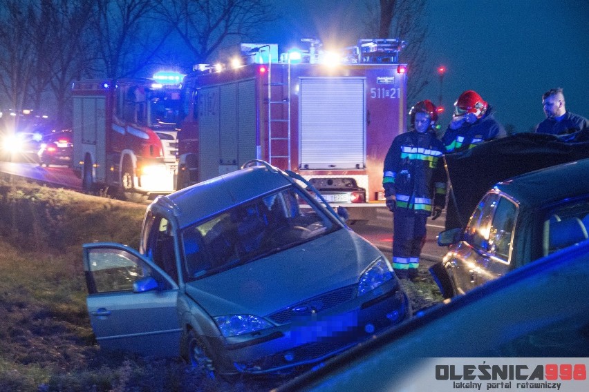 Groźny wypadek pod Oleśnicą. Kobieta w ciężkim stanie w szpitalu 