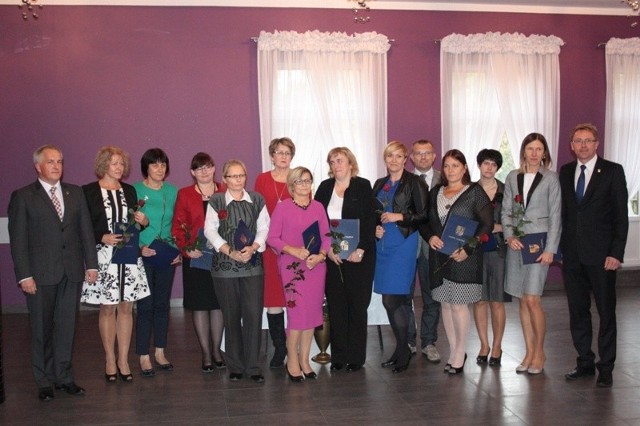 Nauczyciele z powiatu sępoleńskiego otrzymali z okazji swojego święta nagrody z rąk starosty Jarosława Tadycha