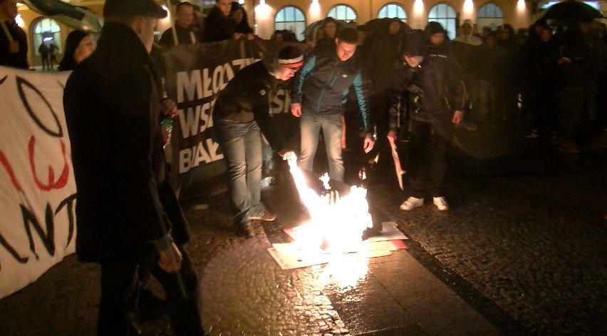 Rynek Kościuszki. Młodzież Wszechpolska spaliła flagę Państwa Islamskiego (zdjęcia, wideo)