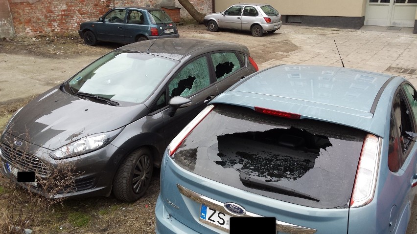 Powybijane szyby w samochodach zaparkowanych na ul. Śląskiej 