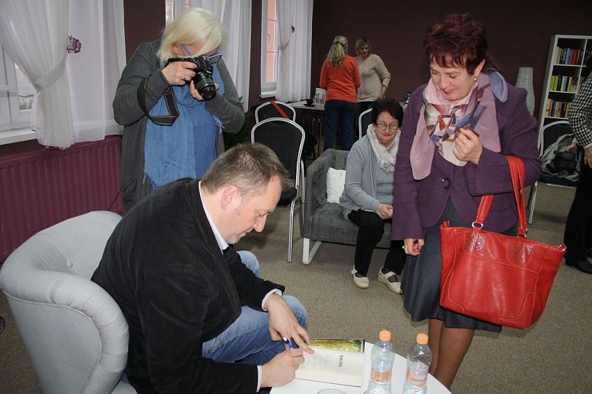 Jarosław Jakubowski w sępoleńskiej bibliotece: - Nie chcę być wyrobnikiem