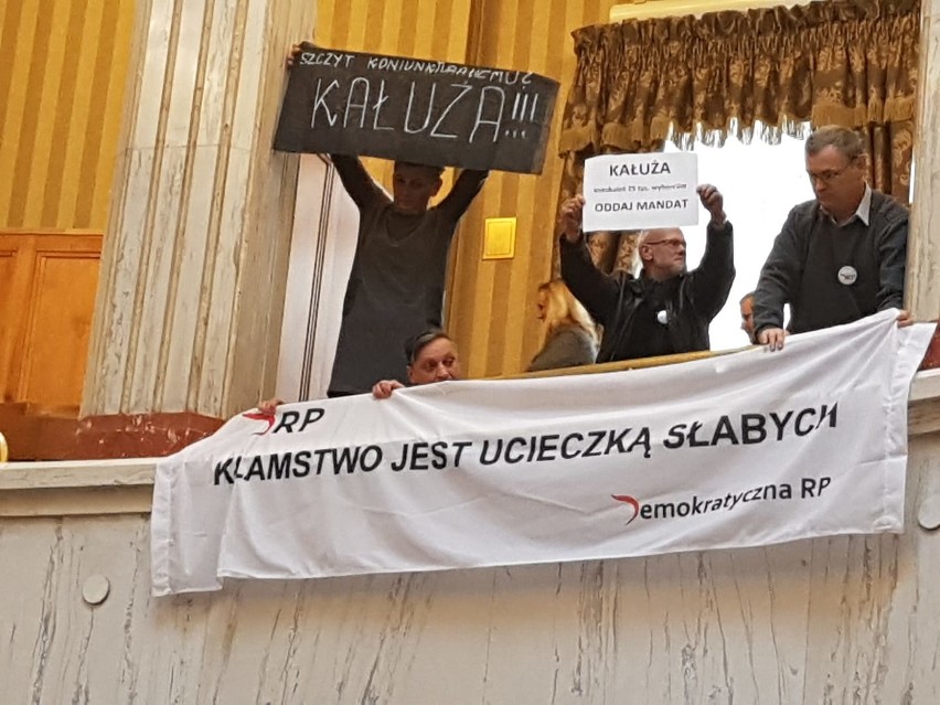 Na galerii Sejmu Śląskiego zgromadziła się  grupa osób z...