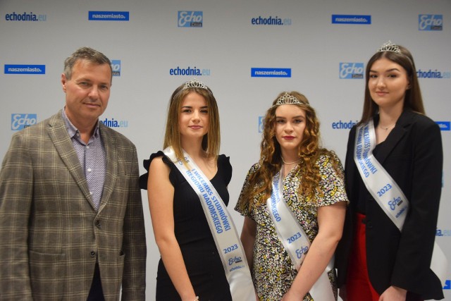 Od lewej: I Wicemiss Studniówki Weronika Orzechowska, Miss Studniówki Łucja Ziomek oraz II Wicemiss Studniówki Kinga Zawadzka z dyrektorem radomskiego oddziału Echa Dnia Sławomirem Baćkowskim.