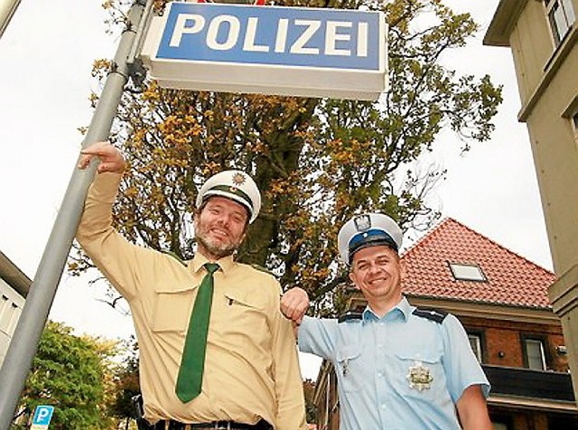 fot. (Nadesłane) Dwaj przyjaciele w mundurach polskiej i niemieckiej policji - Lutz Peuker i Gabriel Żurawski,  w Munster