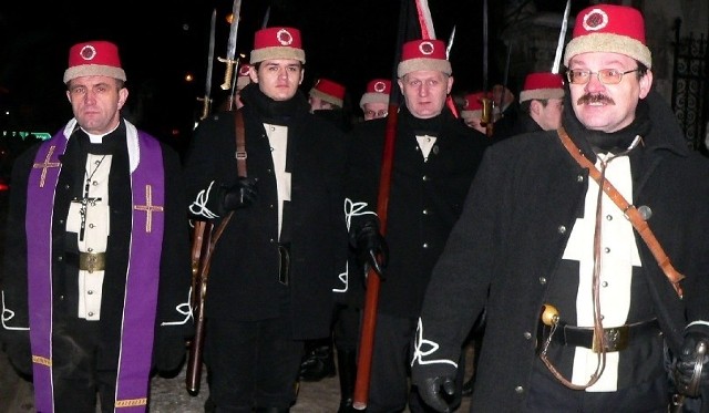 Robert Matusik (z prawej) dowodził oddziałem Żuawów Śmierci podczas buskich obchodów 147. rocznicy wybuchu powstania styczniowego.