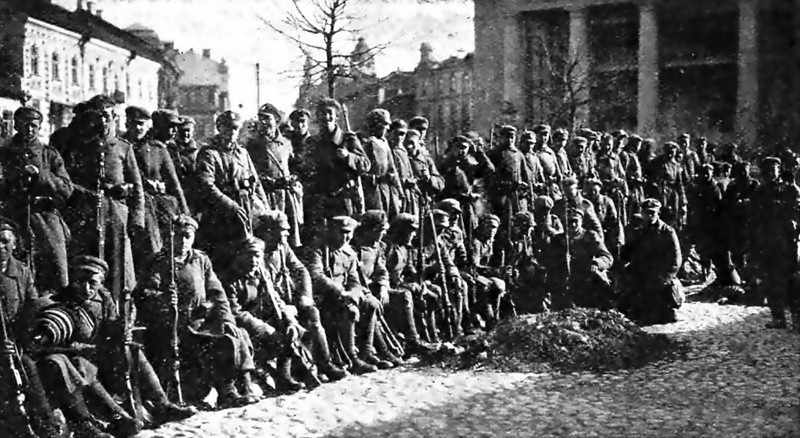 Polscy żołnierze na placu Ratuszowym w Wilnie