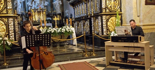 20 sierpnia w sobotę w klasztorze zagrał wspólnie duet muzyków, ojca i syna. Macieja oraz Adama Banek.