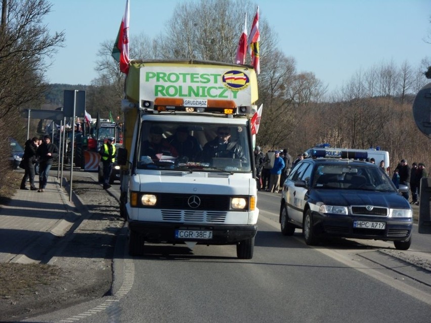 Rolnicy swoje ciągniki zaparkowali we  wsi Kłódka. Do...