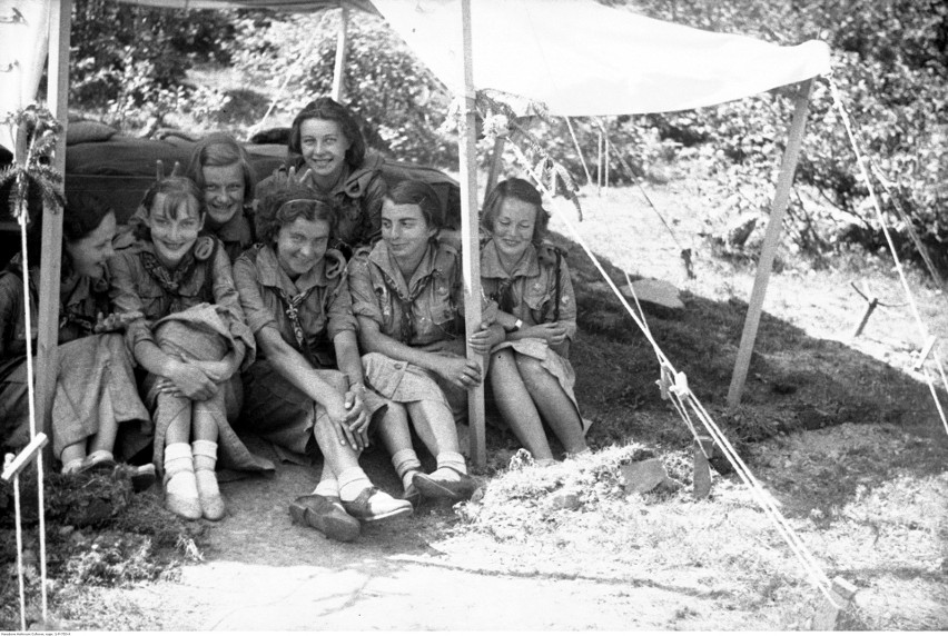 Obóz drużyn harcerek krakowskich w Krempnej, 1937 rok.