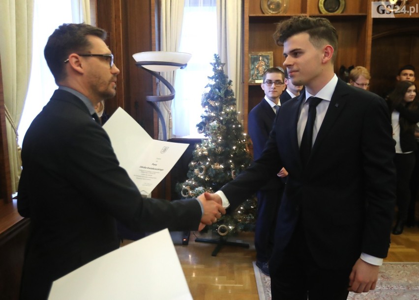 Najzdolniejsi studenci otrzymali stypendia od prezydenta Szczecina [ZDJĘCIA]