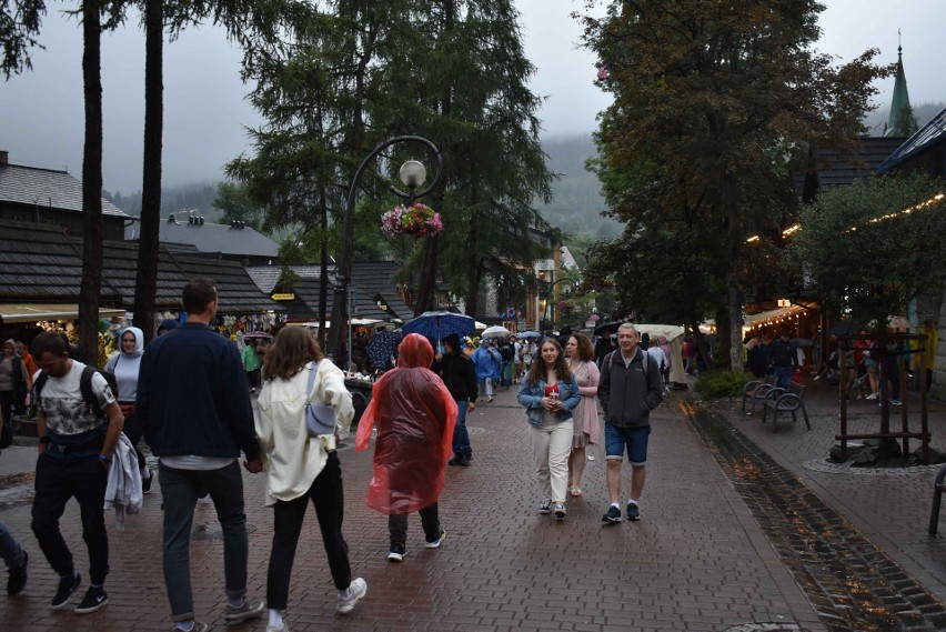 Zakopane pełne turystów. Górale: wakacje na półmetku na plus. Ale nie dla wszystkich [ZDJĘCIA]