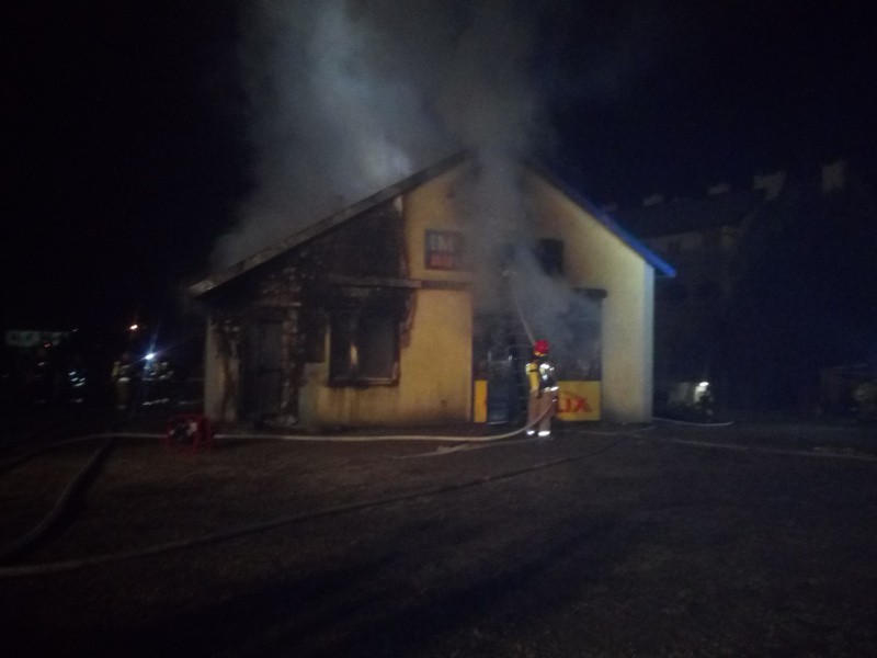 Węgorzewo. Pożar byłej myjni samochodowej. W środku było auto (zdjęcia)