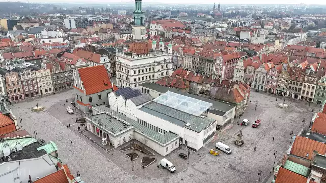 Stary Rynek w Poznaniu po remoncie znów cieszy oko. Mieszkańcy i turyści od kilku tygodni mają okazję testować nową i równiutką nawierzchnię w sercu miasta. Od niedawna mogą też spacerować przebudowanymi uliczkami w tzw. bloku śródrynkowym, czyli obszarze między Ratuszem, Wagą Miejską, Odwachem i domkami budniczymi. Przejdź do kolejnego zdjęcia --->