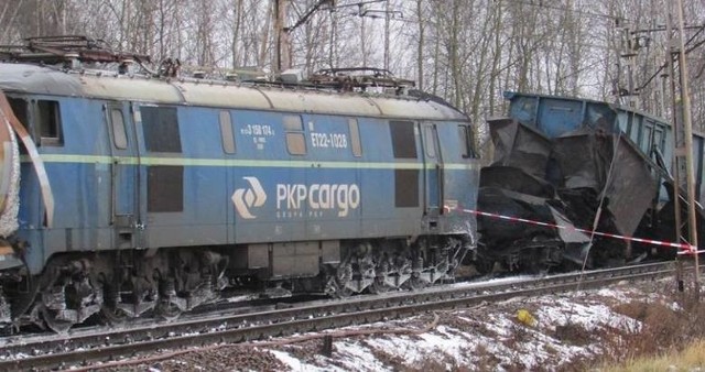 Wypadek pociągów w Myszkowie. Dwa wagony cysterny zostały  całkowicie zmiażdżone. Maszynista  trafił do szpitala. Szlak kolejowy był całkowicie nieprzejezdny