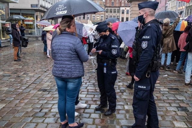 Policjanci za poruszanie się bez zakrytego nosa i ust mogą karać mandatem w wysokości 500 zł, skierować wniosek do sądu o ukaranie, sporządzić informację do sanepidu lub zastosować pouczenie.