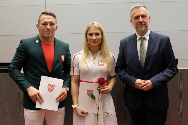 Medaliści olimpijscy, Tadeusz Michalik i Karolina Naja, w towarzystwie marszałka województwa wielkopolskiego, Marka Woźniaka