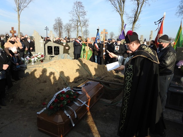 Tłumy mieszkańców pożegnały druha Zdzisława Połońskiego, zasłużonego społecznika