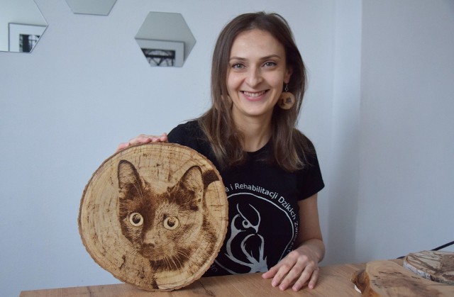 Kamila Misiak wypala zwierzęta w drewnie